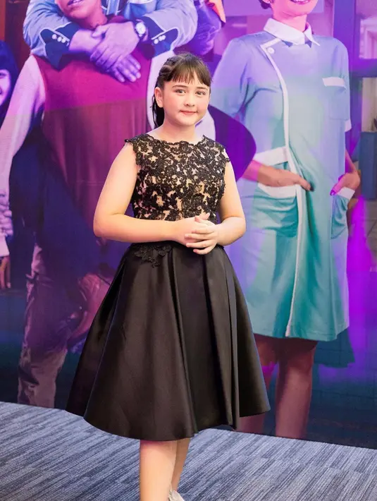 Ciara Brosnan sendiri memang memiliki paras cantik dan memesona. Aktris muda berbakat itu kini sudah berusia 11 tahun. Ia tumbuh menjadi gadis remaja yang memesona. Seperti penampilannya saat menghadiri Premier film Hello Ghost. Ia tampak menawan dengan dress hitam dan sepatu kets putih. (Liputan6.com/IG/@ciara_nadine_brosnan)