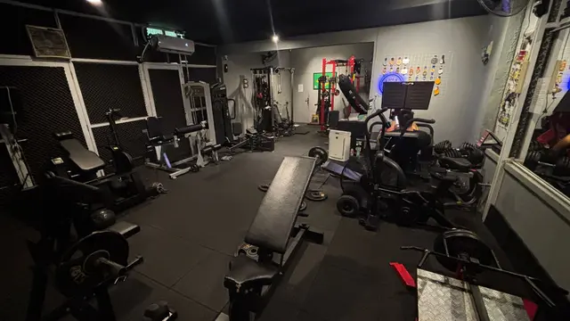 Manfaat olahraga beban melampaui estetika. Konsep private gym di Kelapa Gading bikin latihan 1 jam terasa lebih efektif dan fokus. (Foto: Istimewa)