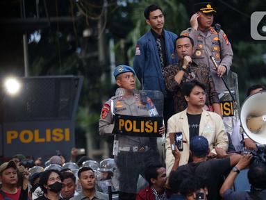 Menteri Sekretaris Negara (Mensesneg) Prasetyo Hadi (tengah) berbicara kepada para mahasiswa yang menggelar aksi unjuk rasa di kawasan Patung Kuda Arjuna Wiwaha, Jakarta, Kamis (20/2/2025). (Liputan6.com/Helmi Fithriansyah)