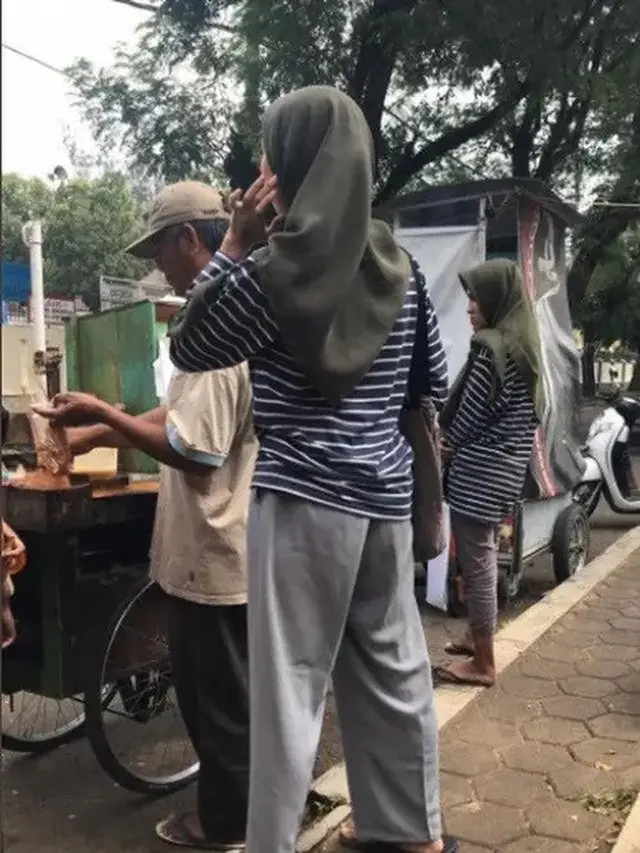 6 Momen Tak Terduga Ketemu Baju Kembar di Jalan Raya, Jadi Salting