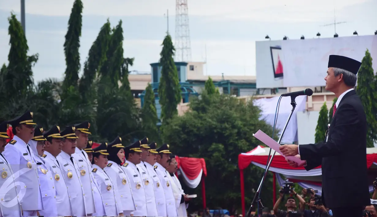 Gubernur Provinsi Jawa Tengah, Ganjar Pranowo (kanan) membacakan sumpah jabatan saat Pelantikan Bupati beserta wakil dan Walikota beserta wakil di Semarang , Rabu (17/2). Ada sebanyak 17 pasangan kepala daerah dilantik oleh Gubernur Jateng. (Gholib)