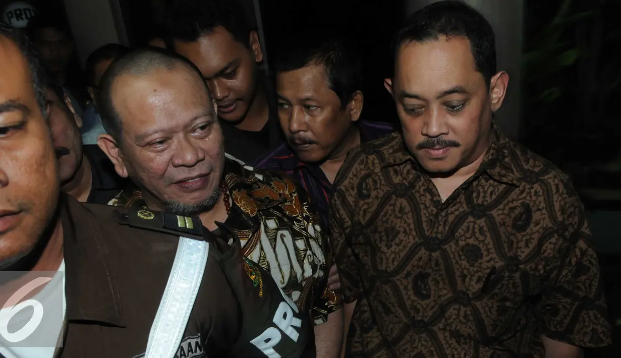 Ekspresi La Nyalla usai menjalani pemeriksaan di Kejagung, Jakarta pada Selasa (31/5). Buron di Singapura, La Nyalla ditangkap oleh otoritas Singapura karena izin tinggalnya telah melebihi batas waktu. (Liputan6.com/Helmi Afandi)