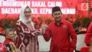 Pasangan bakal calon gubernur dan wakil gubernur Banten, Airin Rachmi Diany dan Ade Sumardi saat menerima surat rekomendasi dari PDIP untuk maju dalam Pemilihan Kepala Daerah (Pilkada) Jateng 2024. (Liputan6.com/Angga Yuniar)