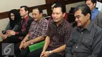 Dandung Pamularno (kedua kanan) dan Sudi Wantoko (tengah) jelang sidang pembacaan dakwaan di Pengadilan Tipikor, Jakarta, Rabu (22/6). Keduanya diduga melakukan penyuapan kepada Kepala Kejati DKI Jakarta. (Liputan6.com/Helmi Afandi)