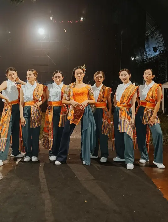<p>Tetap kekinian dengan kain brokat dan batik, Yura dan tim terlihat serasi. (sumber: Instagram @yurayunita)</p>