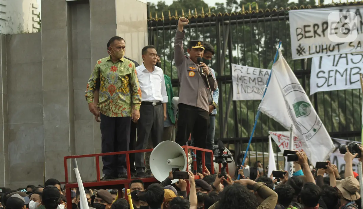 Kapolri Jenderal Listyo Sigit Prabowo dan tiga orang pimpinan DPR RI menemui mahasiswa yang berdemonstrasi di Gedung Parlemen, Senin (11/4/2022). Diketahui, mahasiswa yang tergabung dalam BEM SI mengadakan unjuk rasa 11 April. (Liputan6.com/Angga Yuniar)