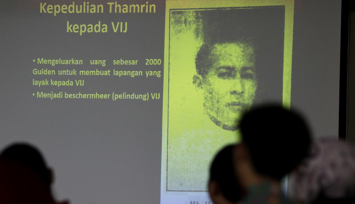 Slide sejarah tentang MH Thamrin kepada sepak bola saat seminar "Dari Stadion VIJ menuju Stadion MH Thamrin" di Balai Kota, Jakarta, Jumat (15/2). Seminar ini menghadirkan sejarahwan JJ Rizal dan penulis buku Gue Persija. (Bola.com/Yoppy Renato)