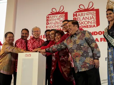 Mendag Enggartiasto Lukito dan Menpar Arief Yahya menekan tombol sebagai tanda dibukanya Hari Belanja Diskon Indonesia (HBDI) dan Happy Birthday Indonesia Festival (HBDIF) di JIExpo Kemayoran, Jakarta, Selasa (15/8). (Liputan6.com/Faizal Fanani)