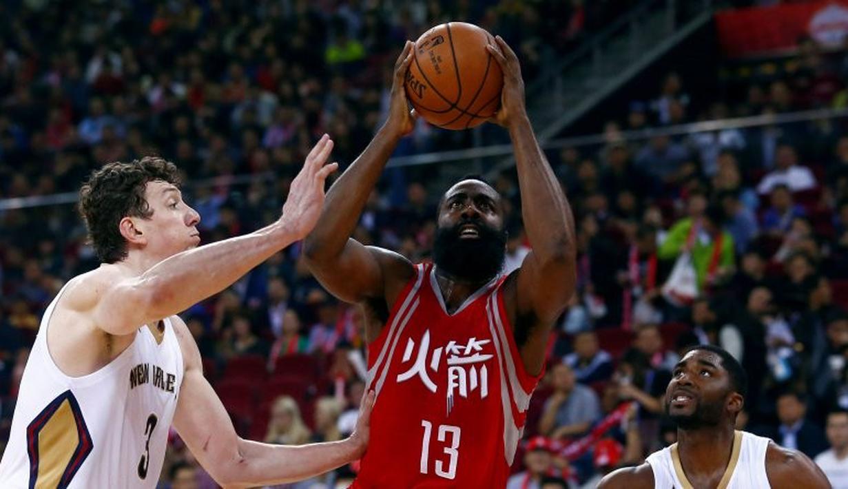 Pemain Houston Rockets, James Harden (tengah), berjibaku dengan pemain New Orleans Pelicans, Omer Asik (kiri) dan E'Twaun Moor pada pramusim NBA Global Games 2016 di China, Rabu (12/10/2016). (Reuters/Thomas Peter)