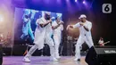 Tiga personil grup vokal Boyz II Men, Shawn Stockman, Wanya Morris dan Nathan Morris saat tampil di atas panggung pada konser bertajuk Boyz II Men Tour of Asia 2019 di Tennis Indoor Senayan, Jakarta, Rabu (4/12/2019). Boyz II Men tampil membawakan sebanyak 20 lagu. (Liputan6.com/Faizal Fanani)