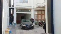 KPK Bawa 2 Koper dan Mobil Mewah Usai Geledah 2 Rumah Mentan Syahrul Yasin Limpo di Makassar