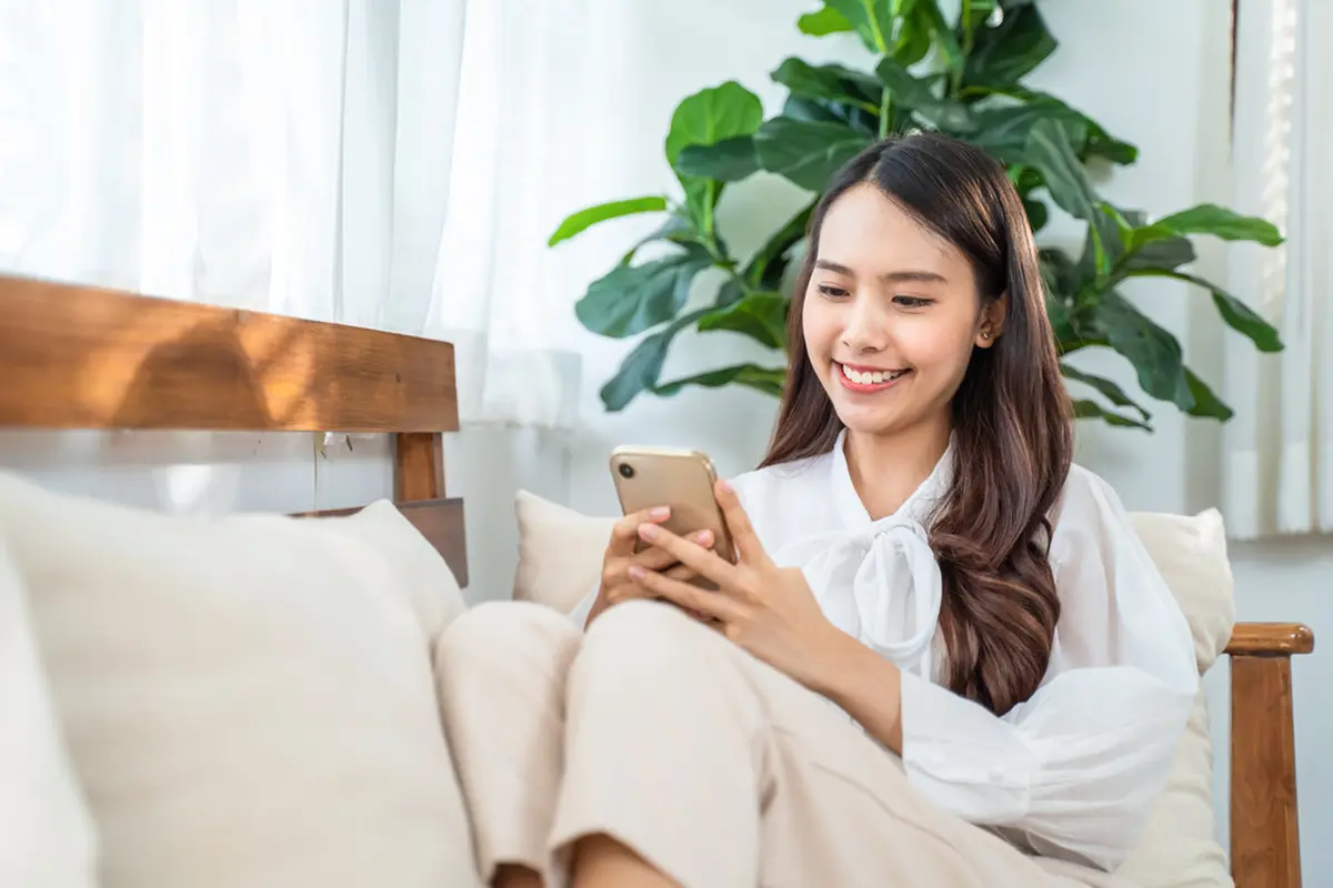 Perempuan bermain handphone