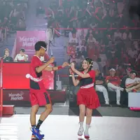 Pertandingan persahabatan badminton yang diberi tajuk Merah Meriah baru saja diselenggarakan. Menggaet kalangan selebritas dan public figure, pertandingan ini menarik perhatian begitu banyak orang. Salah satu tim yang tak luput dari perhatian netizen adalah Alam Ganjar dan Eca Aura. [Foto: Instagram/merahmeriah.sportainment]