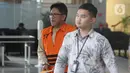 Tersangka kasus dugaan suap pengurusan izin pemanfaatan kawasan hutan yang juga Direktur Utama PT Inhutani V, Dicky Yuana Rady berjalan meninggalkan gedung Merah Putih Komisi Pemberantasan Korupsi (KPK), Jakarta, Rabu (17/9/2025). (Liputan6.com/Helmi Fithriansyah)