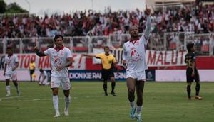 Penyerang Malut United, David da Silva (kanan), berhasil menyumbangkan satu gol saat timnya menang 3-2 atas Borneo FC pada laga tunda pekan ke-8 BRI Super League di Stadion Gelora Kie Raha, Ternate, Minggu (28/12/2025) siang WIB. (dok. Malut United)