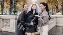 Medina Dina dan Enzy Storia juga tampil stylish, seolah menjadi pelengkap sempurna dalam suasana musim gugur di Paris.  [@medinadinaaa].