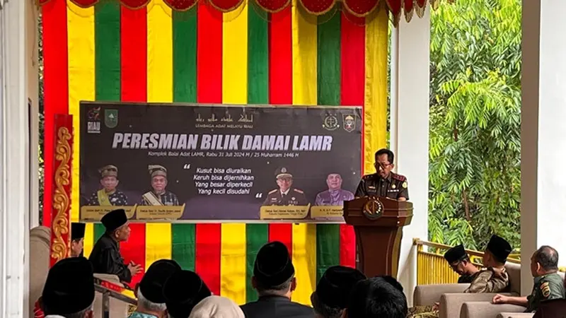 Kepala Kejati Riau Akmal Abbas saat meresmikan bilik damai di Lembaga Adat Melayu Riau.