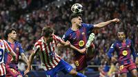 Bek Atletico Madrid, Robin Le Normand (kiri), berebut bola dengan bek Barcelona, Gerard Martín selama pertandingan leg kedua perempat final Liga Champions 2025/2026 antara Club Atlético de Madrid dan FC Barcelona di Stadion Metropolitano, Madrid, pada 14 April 2026. (Javier SORIANO / AFP)