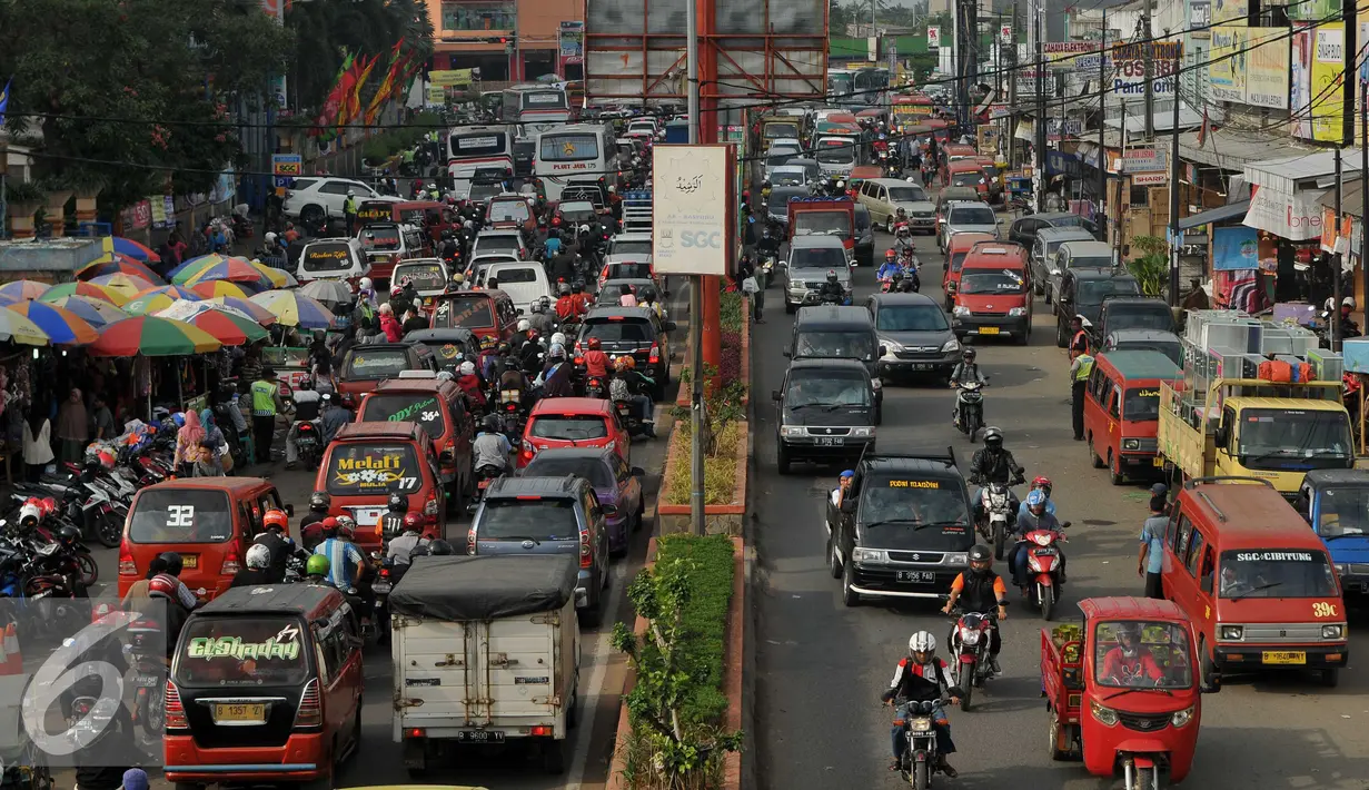 Sejumlah kendaraan berjalan merayap saat melintasi Pasar Tumpah di Cikarang, Jawa Barat, Jumat (1/7). Selain banyaknya persimpangan, keberadaan Pasar Tumpah menjadi salah satu penyebab kemacetan di Jalur Pantura. (Liputan6.com/Gempur M Surya)