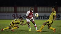 Striker Persipura Jayapura, Boaz Solossa, menghindari penjagaan gelandang Bhayangkara FC, Wahyu Subo Seto, pada laga Liga 1 di Stadion PTIK, Jakarta, Senin (18/11). Bhayangkara menang 2-0 atas Persipura. (Bola.com/Vitalis Yogi Trisna)
