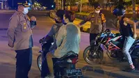 Pemberlakukan jam malam di Kota Jayapura. Warga masih melintas di jalan protokol ibu kota Provinsi Papua itu. (Liputan6.com/Polresta Jayapura Kota/Katharina Janur)