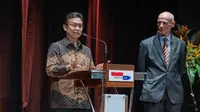 Menteri Kesehatan RI Budi Gunadi Sadikin berbincang dengan Duta Besar Kerajaan Belanda untuk Indonesia, Lambert Grijns saat menghadiri perayaan 'King Day" di Erasmus Huis, Jakarta pada Rabu, 3 Mei 2023. (Dok Kementerian Kesehatan RI)