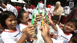 Sejumlah anak menunjukkan sikat giginya saat memperingati Kesehatan Gigi dan Mulut Sedunia 2018 di SDN Tebet Timur 01 Pagi, Jakarta, Selasa (20/3). (Liputan6.com/Pool/Doni)