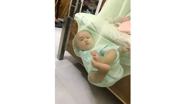6 Potret Lucu Bayi Tersangkut Kelambu, Bikin Gemas