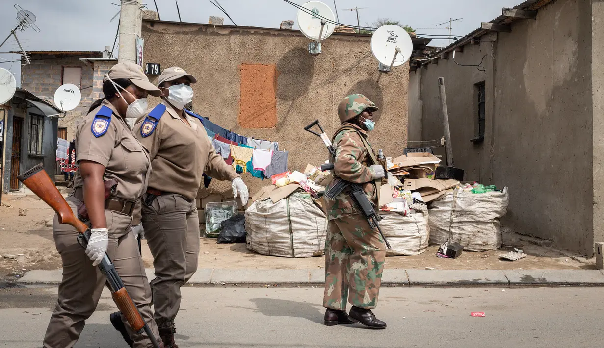 Polisi dan tentara berpatroli di sebuah jalanan di Johannesburg, Afrika Selatan, Senin (30/3/2020). Presiden Afrika Selatan Cyril Ramaphosa menetapkan karantina wilayah atau lockdown nasional selama 21 hari untuk mencegah penularan virus corona COVID-19. (Xinhua/Yeshiel Panchia)