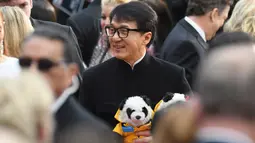 Aktor Jackie Chan setibanya di karpet merah Academy Awards ke-89 di Dolby Theatre, Los Angeles, Minggu (26/2). Menghadiri perhelatan Piala Oscar 2017, Jackie Chan membawa dua boneka panda berjaket kuning. (Photo by Al Powers/Invision/AP)
