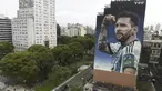 Mural baru pemain sepak bola Lionel Messi terpampang di pusat kota Buenos Aires, satu tahun setelah timnas Argentina menjuarai turnamen Piala Dunia, Senin (18/12/2023). (AP Photo/Gustavo Garello)