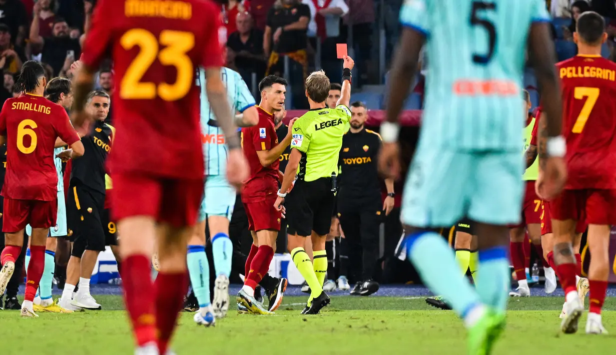 Akibat keputusan wasit tersebut, Jose Mourinho mengamuk dan melancarkan protes keras dari pinggir lapangan yang akhirnya berujung kartu merah dari wasit Daniele Chiffi. (AFP/Andreas Solaro)
