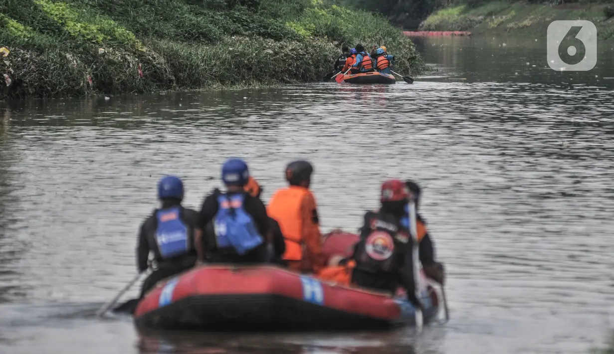 Petugas SAR gabungan menyisir aliran kanal saat pencarian hari kedua korban tenggelam di Kanal Banjir Timur, Duren Sawit, Jakarta Timur, Selasa (2/11/2021). Hingga saat ini pencarian terus dilakukan oleh tim SAR gabungan dengan mengerahkan 7 perahu karet.  (merdeka.com/Iqbal S. Nugroho)