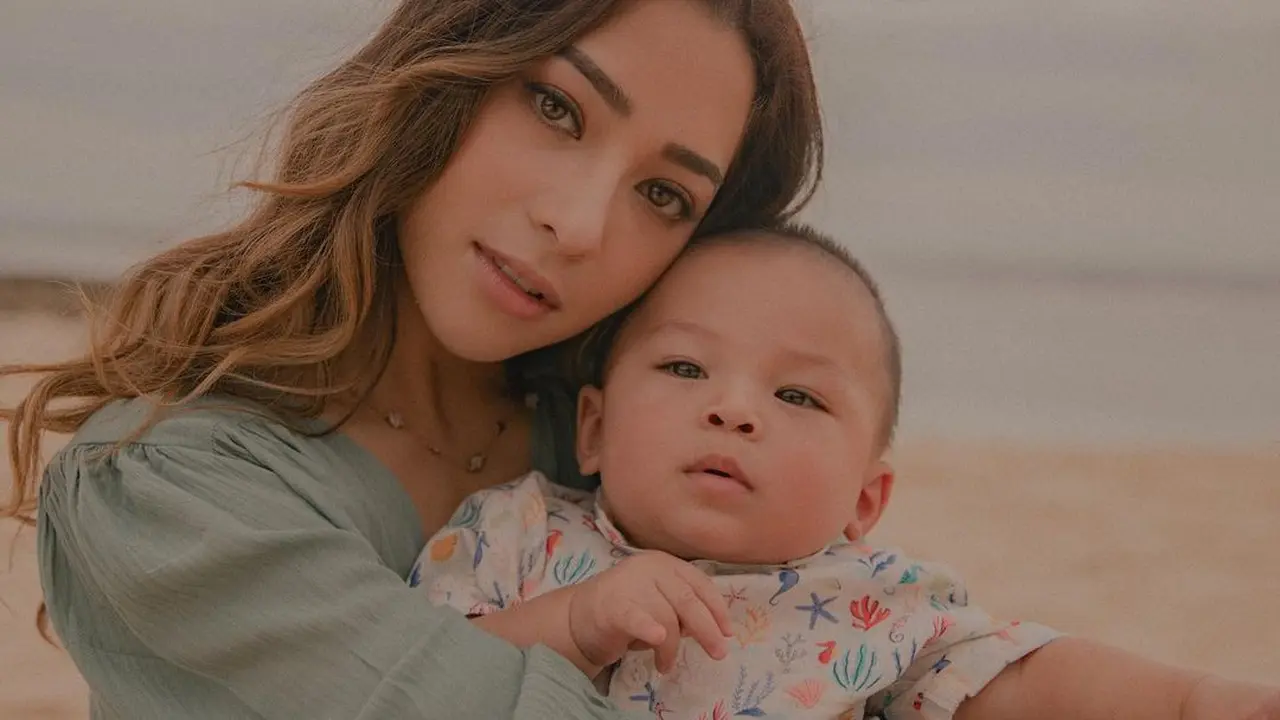 6 Potret Gaya Nikita Willy saat Momong Baby Izz, Tampil Stylish dan Modis