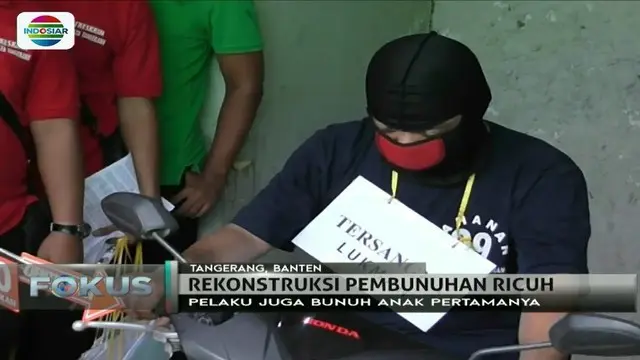 Polisi gelar rekonstruksi kasus ayah bunuh istri dan dua anaknya di Tangerang, Banten. Para tetangga terlihat emosi pada pelaku.
