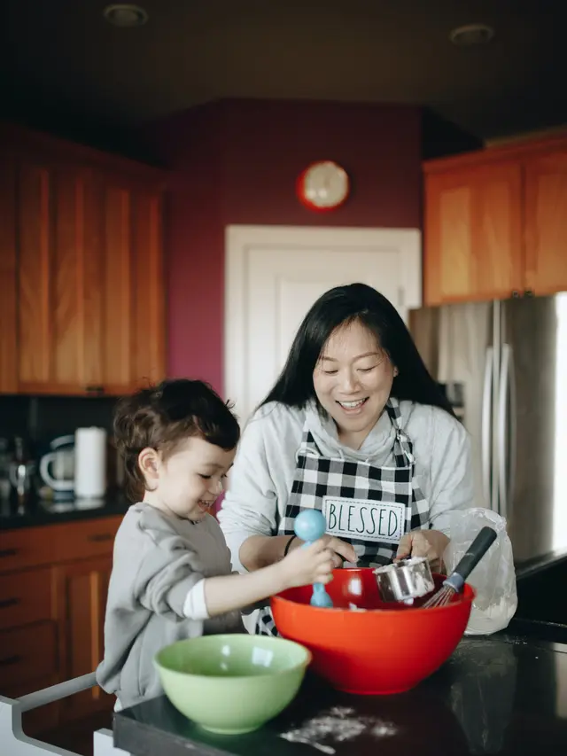 Contoh ilustrasi orangtua memperkenalkan shokuiku