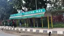 Suasana sekitar Halte Perum Tanjung Mas, Jakarta, Rabu (6/2). Proyek peninggian trotoar yang tidak diimbangi dengan renovasi halte menyebabkan bangku di halte tersebut menjadi pendek dan tidak layak untuk digunakan. (Liputan6.com/Immanuel Antonius)