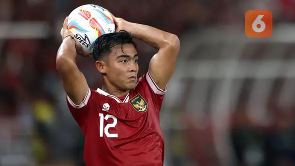 <p>Pemain Timnas Indonesia, Pratama Arhan, melakukan lemparan ke dalam pada laga FIFA Matchday melawan Argentina yang berlangsung di Stadion Utama Gelora Bung Karno (SUGBK), Senayan, Jakarta, Senin (19/06/2023). (Bola.com/Bagaskara Lazuardi)</p>