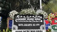 Papan ucapan dari Dedi Mulyadi didominasi warna hitam dengan rangkaian bunga berwarna putih. (Liputan6.com/Winda Nelfira)