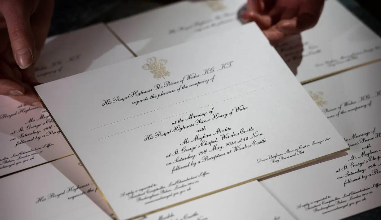 Undangan pernikahan Pangeran Harry dan Meghan Markle yang dicetak oleh perusahaan Barnard and Westwood di London, Inggris, Kamis (22/3). Dengan menggunakan tinta Amerika dalam kartu Inggris, undangan dicetak dalam warna emas dan hitam. (AP Photo)