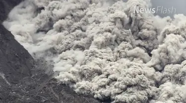 Jumat, (14/4/2017), Gunung Sinabung di Kabupaten Karo, Sumatera Utara, kembali mengalami erupsi dengan ketinggian semburan abu vulkanik bervariasi sejak Jumat dinihari