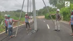 Sebuah jalanan baru di Labuan Sawit, Pecatu, Bali, membuat heboh publik. Ini lantaran kondisi jalannya yang penuh dengan tiang listrik. Bukan di pinggir jalan, tiang listrik malah berada di tengah jalan.