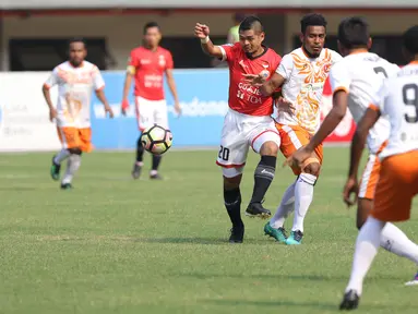 Pemain Persija, Bambang Pamungkas mencoba lolos dari kawalan pemain Perseru pada lanjutan Liga 1 Indonesia di Stadion Patriot Candrabhaga, Bekasi, Selasa (19/9). Laga dimenangkan Persija 1-0. (Liputan6.com/Helmi Fithriansyah)