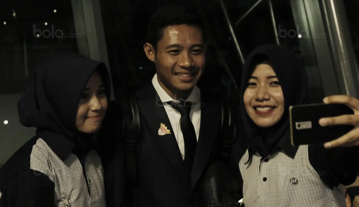 Gelandang Timnas Indoneisa, Evan Dimas, foto bersama fans saat tiba di Bandara Soekarno-Hatta, Tangerang, Rabu, (30/8/2017). Pemain Indonesia disambut para fans sepulangnya dari SEA Games di Malaysia. (Bola.com/M Iqbal Ichsan)