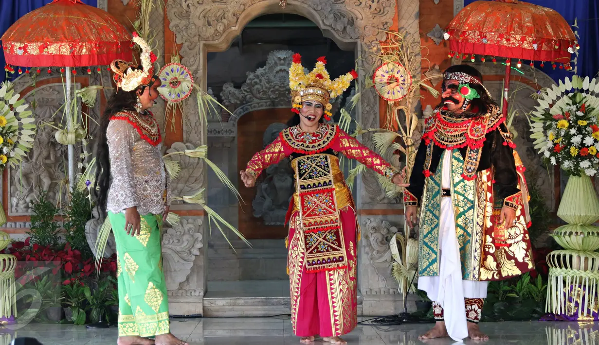 Kesenian tradisonal Bali ditampilkan dalam acara Dharmasanti Provinsi DKI Jakarta, Pura Dalem Purnajati Tanjung Puri, Jakarta, (26/3). Acara perayaan Nyepi bersama tersebut mengangkat tema 'Keberagaman Perekat Persatuan. (Liputan6.com/Immanuel Antonius)