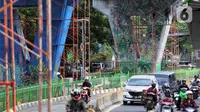 Pengendara melintas dekat dinding Jalan Layang Pesing yang berhias mural di Jakarta Barat, Sabtu (7/12/2019). Mural pada jalan layang sepanjang 1,5 kilometer tersebut merupakan bagian dari program Pemerintah Provinsi DKI Jakarta dalam mempercantik Ibu Kota. (Liputan6.com/Johan Tallo)