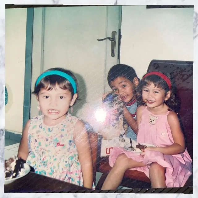 6 Potret Lawas Zoe dan Laura Jackson Bareng Kakak, Kompak Sedari Dulu