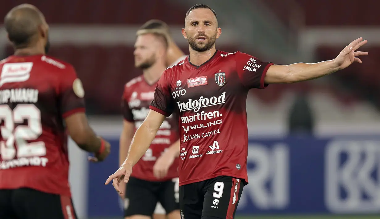 Ilija Spasojevic. Striker naturalisasi berusia 34 tahun yang kini memasuki musim ke-5 bersama Bai United dapat diandalkan di lini depan mendampingi para striker muda. Ketajamannya telah terbukti dengan 18 gol yang telah dicetaknya dalam 26 laga di BRI Liga 1. (Bola.com/Ikhwan Yanuar)