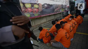 Tersangka dihadirkan saat Dirtipidter Bareskrim Polri menggelar perkara kasus penyalahgunaan LPG bersubsidi  dengan cara menyuntikkan gas 3 kilogram bersubsidi ke tabung gas ukuran 5,5 kilogram, 12 kilogram, dan 50 kilogram di Jakarta, Jumat (15/7/2022). (merdeka.com/Imam Buhori)