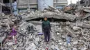 Yazan Kanoua, 10 tahun, berpose di depan rumahnya yang hancur di Jabalia, Jalur Gaza utara, pada 9 Februari 2025. (Bashar TALEB/AFP)
